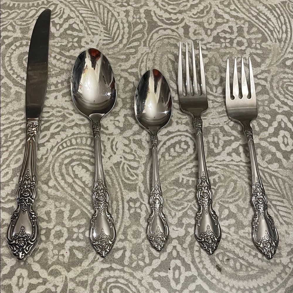 VINTAGE OCO Stainless by Oneida USA.‎ Place setting Rose pattern